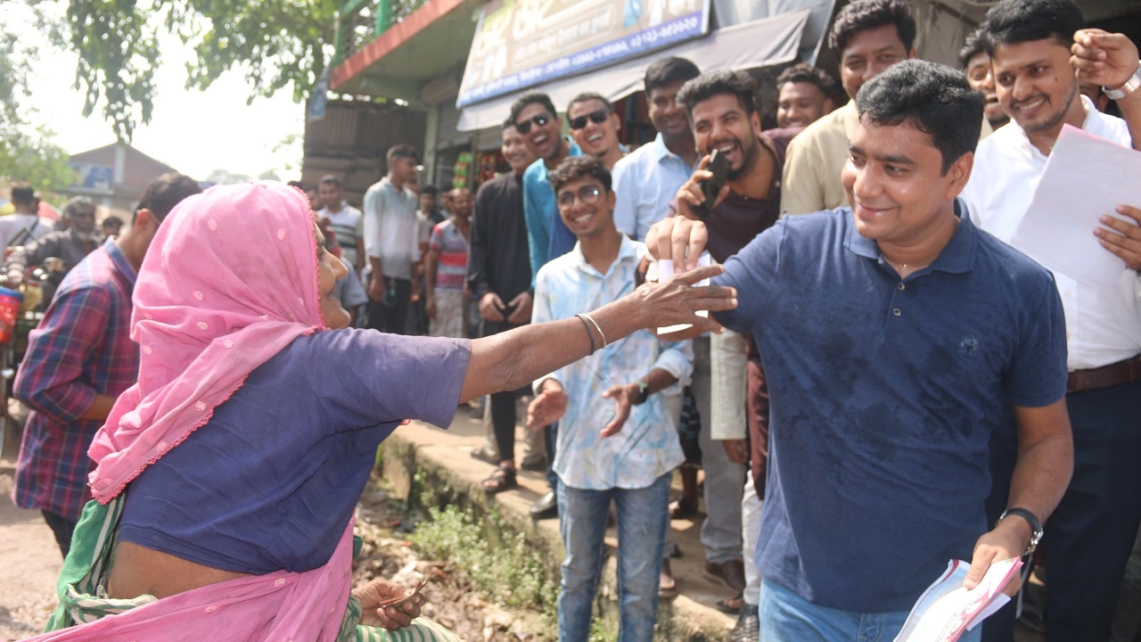 বিএনপির ভারপ্রাপ্ত চেয়ারম্যান তারেক রহমানের ৩১ দফা বাস্তবায়নের লিফলেট বিতরণ করছেন কেন্দ্রীয় ছাত্রদলের সাধারণ সম্পাদক নাসির উদ্দিন নাসির। ছবি : কালবেলা