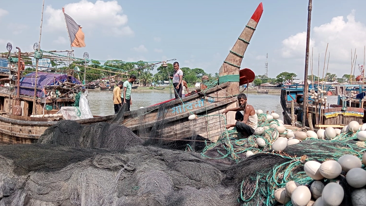 ২২ দিনের নিষেধাজ্ঞা শেষে মাছ ধরতে প্রস্তুতি নিচ্ছেন জেলেরা। ছবি : কালবেলা