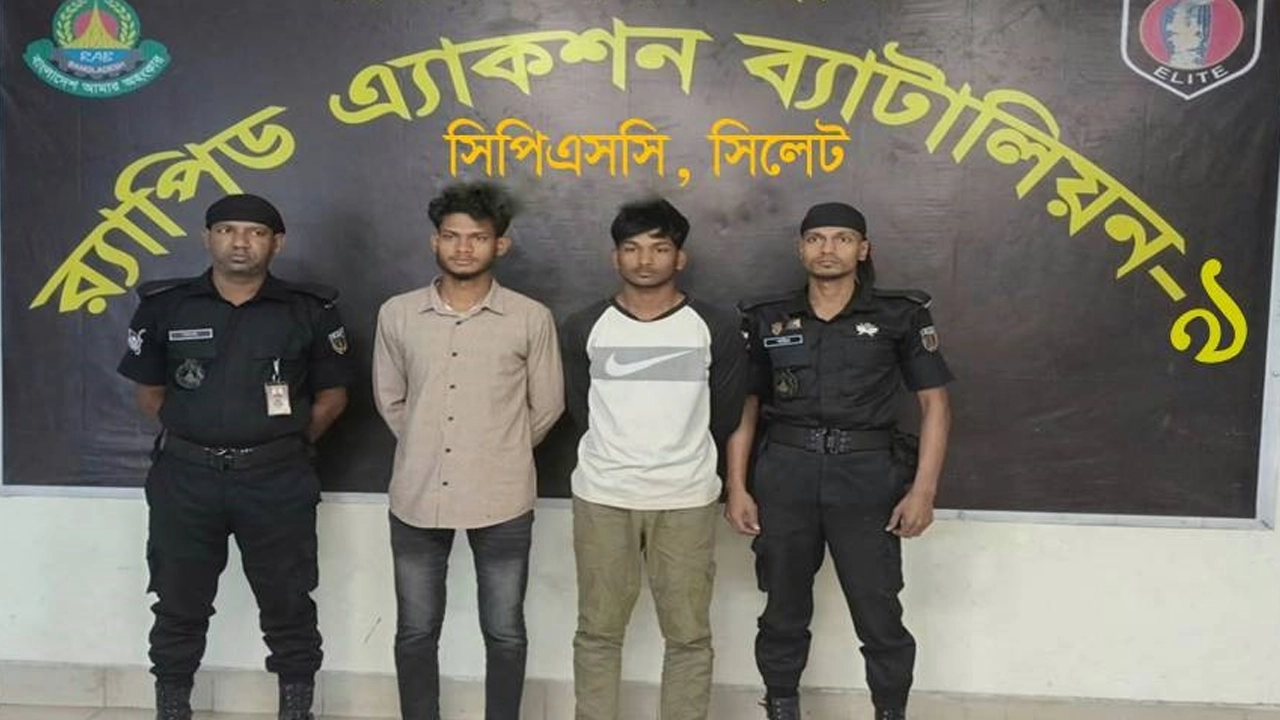 ছুরিকাঘাতে যুবককে হত্যার ঘটনায় র‌্যাবের হাতে গ্রেপ্তার দুই আসামি। ছবি : কালবেলা