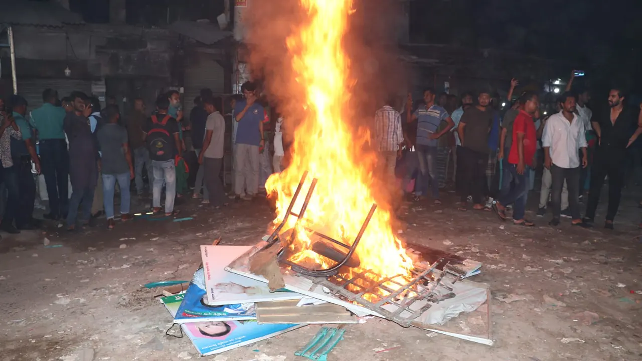 খুলনায় জাতীয় পার্টির কার্যালয়ে ভাঙচুর ও অগ্নিসংযোগ করা হয়। ছবি : কালবেলা