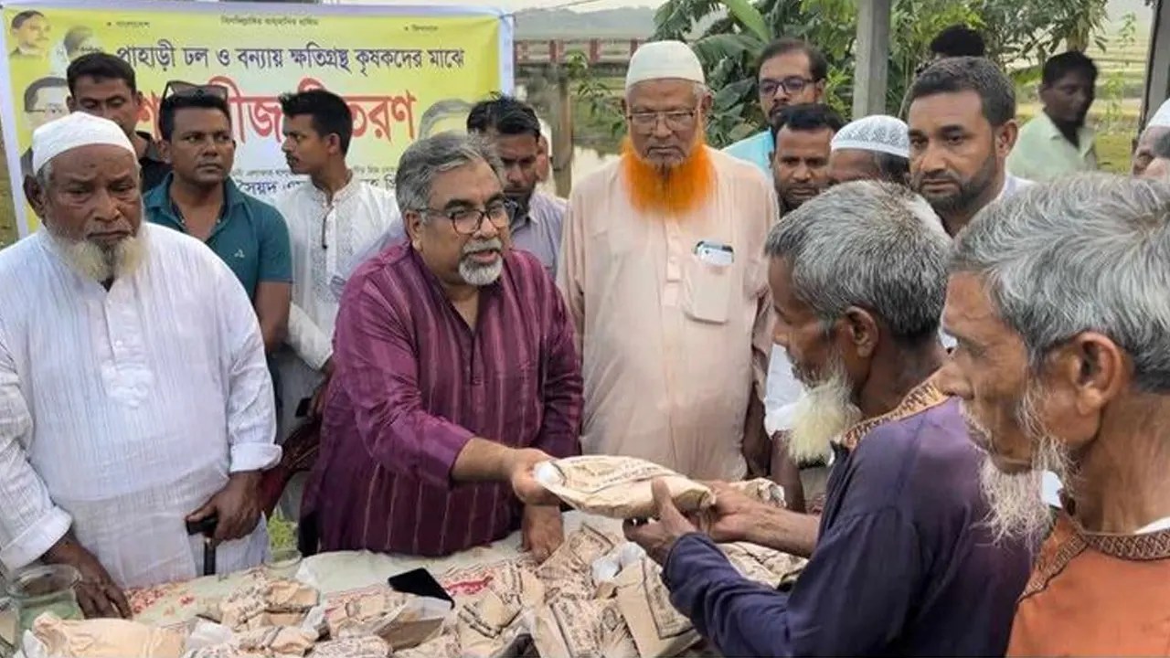 পুরাকান্দুলিয়ায় বন্যায় ফসলহারা কৃষকের মাঝে রবিশস্যের বীজ বিতরণ করেন প্রিন্স। ছবি : কালবেলা