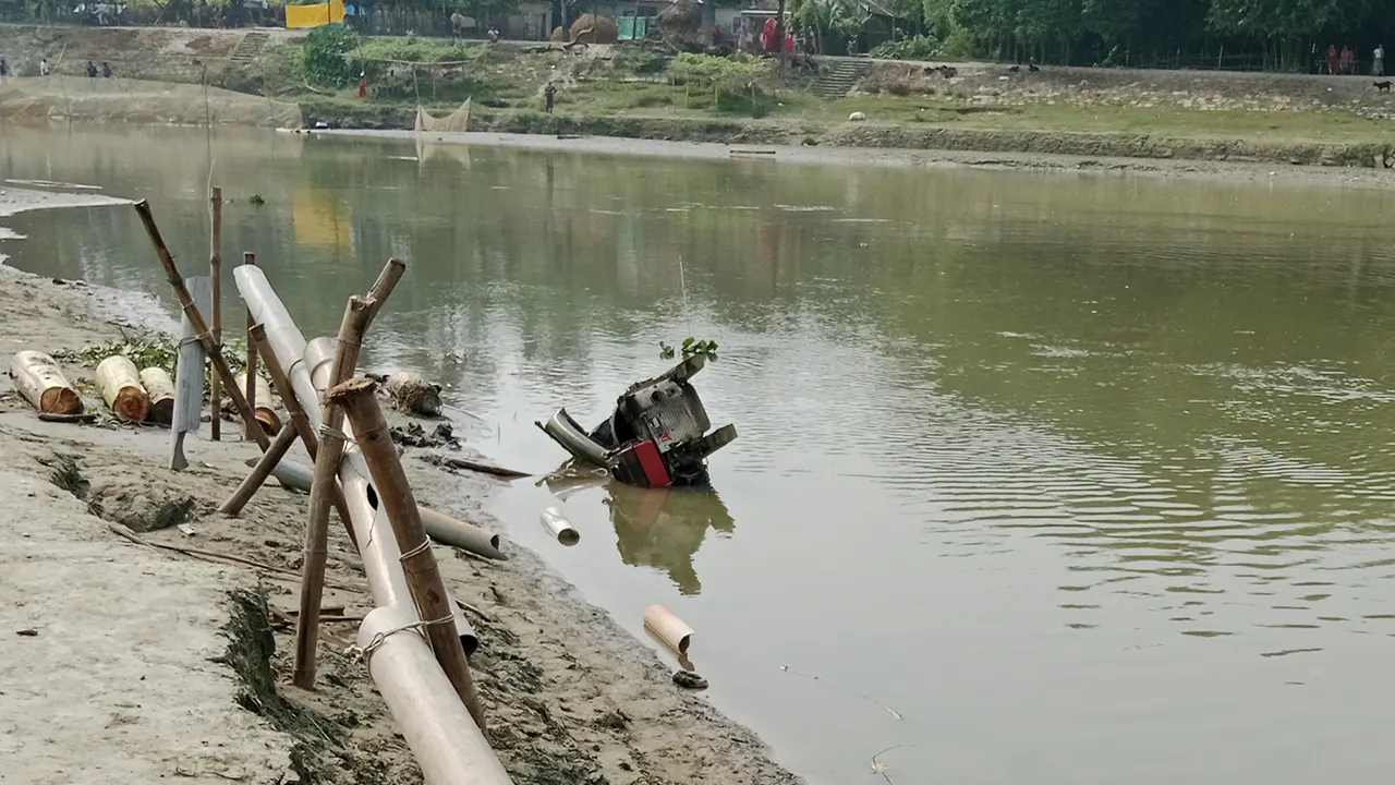 উপজেলা প্রশাসনের অভিযানে বালু উত্তোলনের মেশিন ও পাইপ গুড়িয়ে দেওয়া হয়। ছবি : কালবেলা 