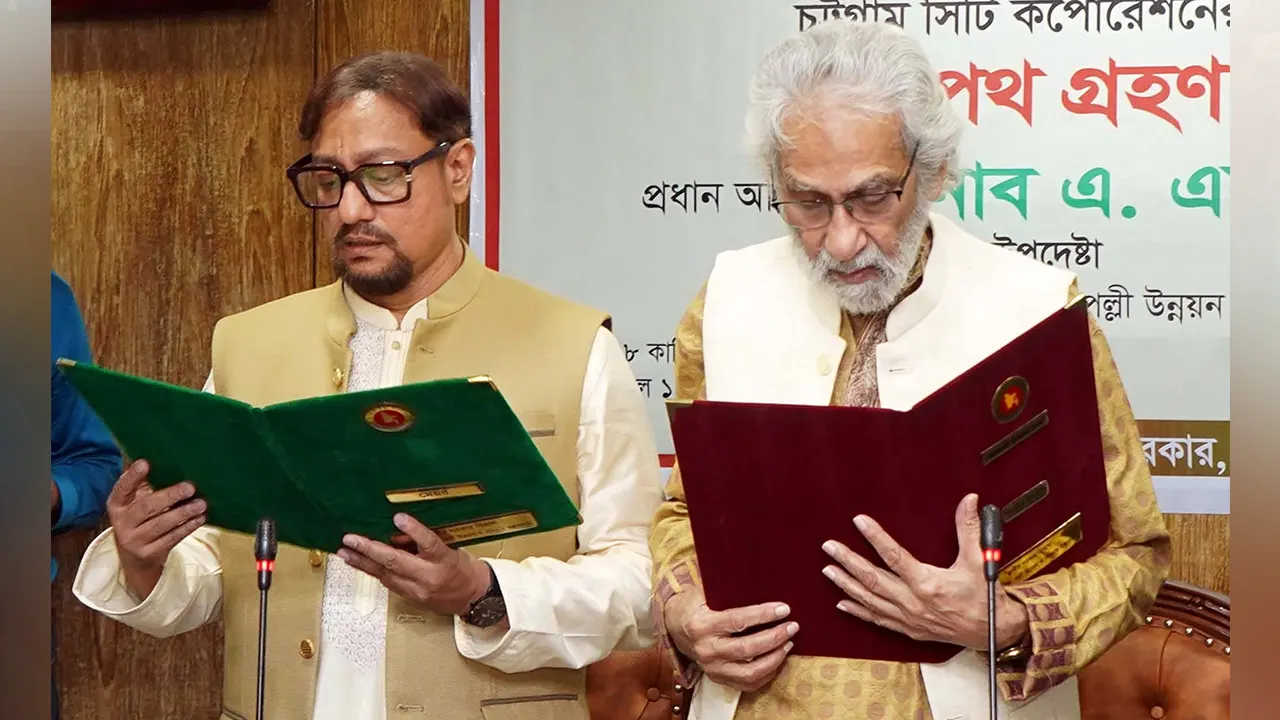 চসিক মেয়র হিসেবে শপথ নেন ডা. শাহাদাত হোসেন। ছবি : কালবেলা