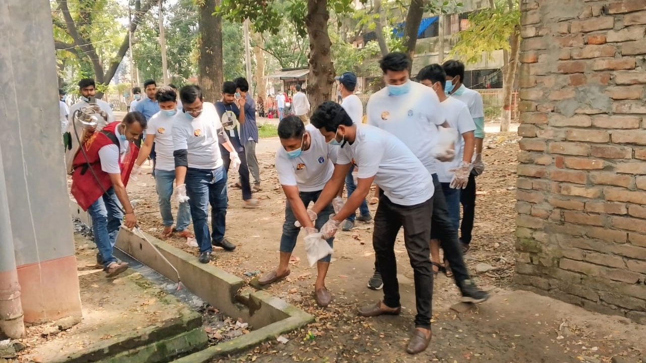 ঢাকা কলেজ ক্যাম্পাস পরিষ্কার করেন ছাত্রদলের নেতাকর্মীরা। ছবি : কালবেলা