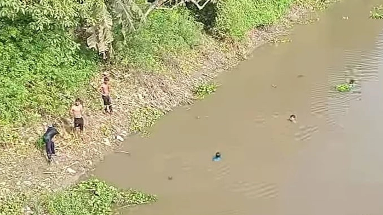 নিখোঁজ শিশুকে উদ্ধারে স্থানীয়রা, পুলিশ, ফায়ার সার্ভিস ও ডুবুরি দল চেষ্টা করে। ছবি : সংগৃহীত