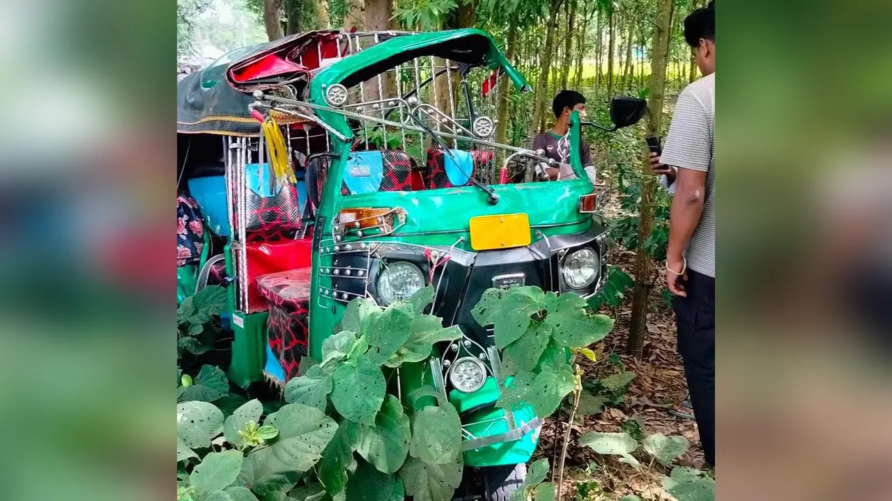 দুর্ঘটনাকবলিত অটোরিকশা। ছবি : কালবেলা