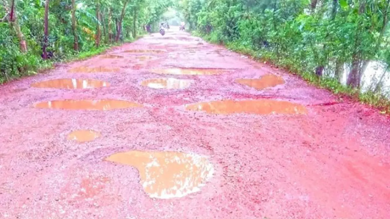 মানিকঝুড়ি থেকে কচুপাত্রা পর্যন্ত সড়কের বেহাল অবস্থা। ছবি : কালবেলা