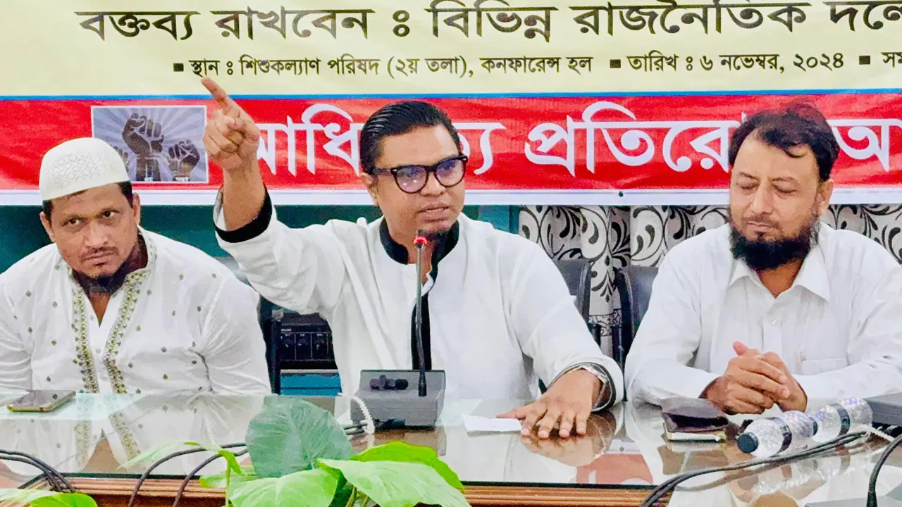 জাতীয় বিপ্লব ও সংহতি দিবস উপলক্ষে আলোচনা সভায় বক্তব্য দেন রাশেদ প্রধান। ছবি : কালবেলা