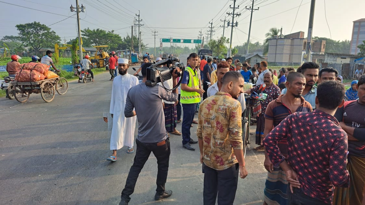 সাতক্ষীরায় ট্রাকচাপায় মোটরসাইকেলের তিন আরোহী নিহত। ছবি : কালবেলা