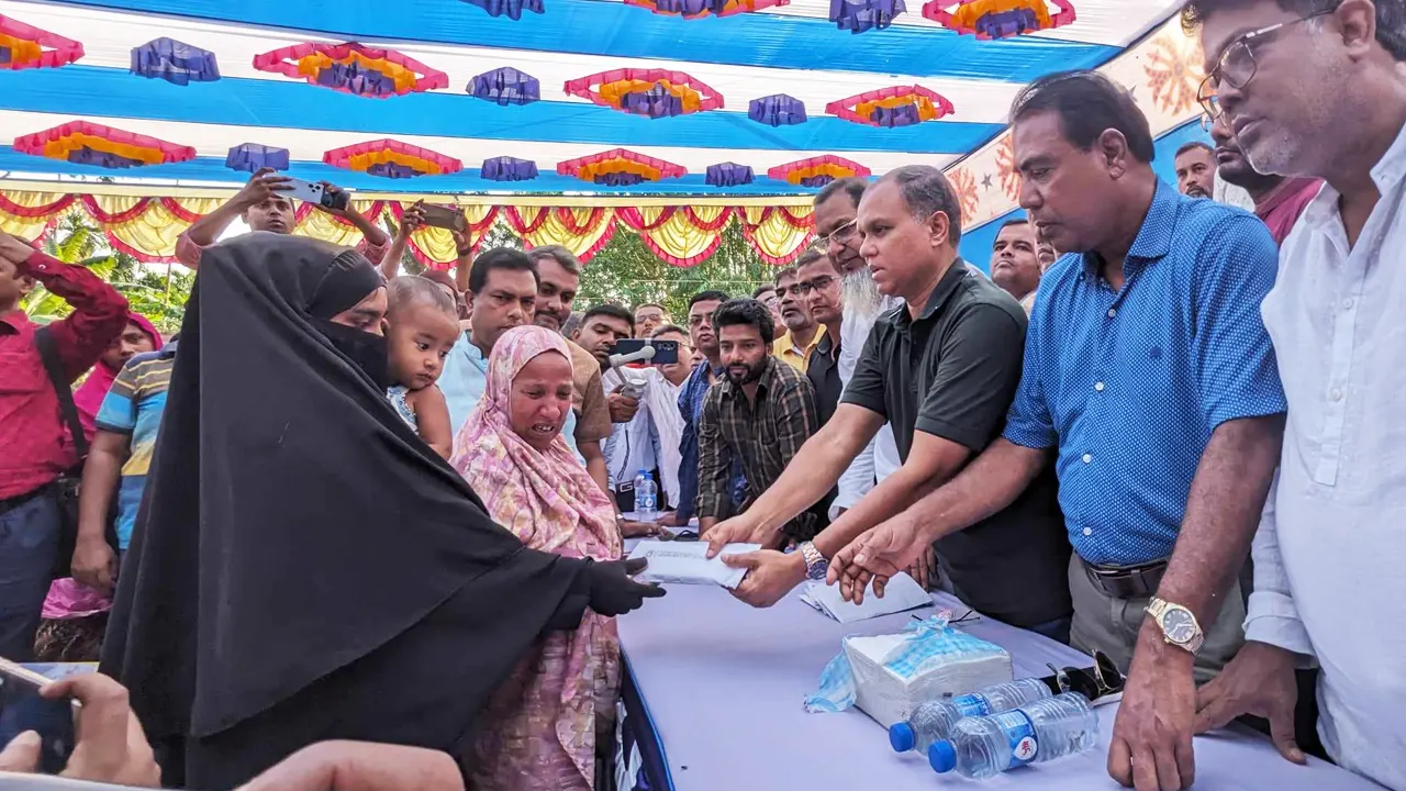 বিএনপির ভারপ্রাপ্ত চেয়ারম্যান তারেক রহমানের পক্ষ থেকে সহায়তা। ছবি : কালবেলা