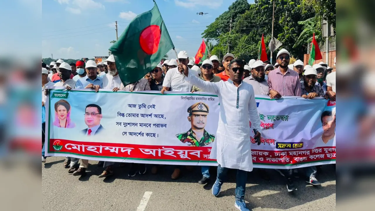 ঐতিহাসিক ৭ নভেম্বর উপলক্ষে শহীদ রাষ্ট্রপতি জিয়াউর রহমানের সমাধিতে পুষ্পস্তবক অর্পণ করেন ঢাকা মহানগর উত্তর যুবদলের সাবেক যুগ্ম আহ্বায়ক মোহাম্মদ আইয়ুব। ছবি : কালবেলা