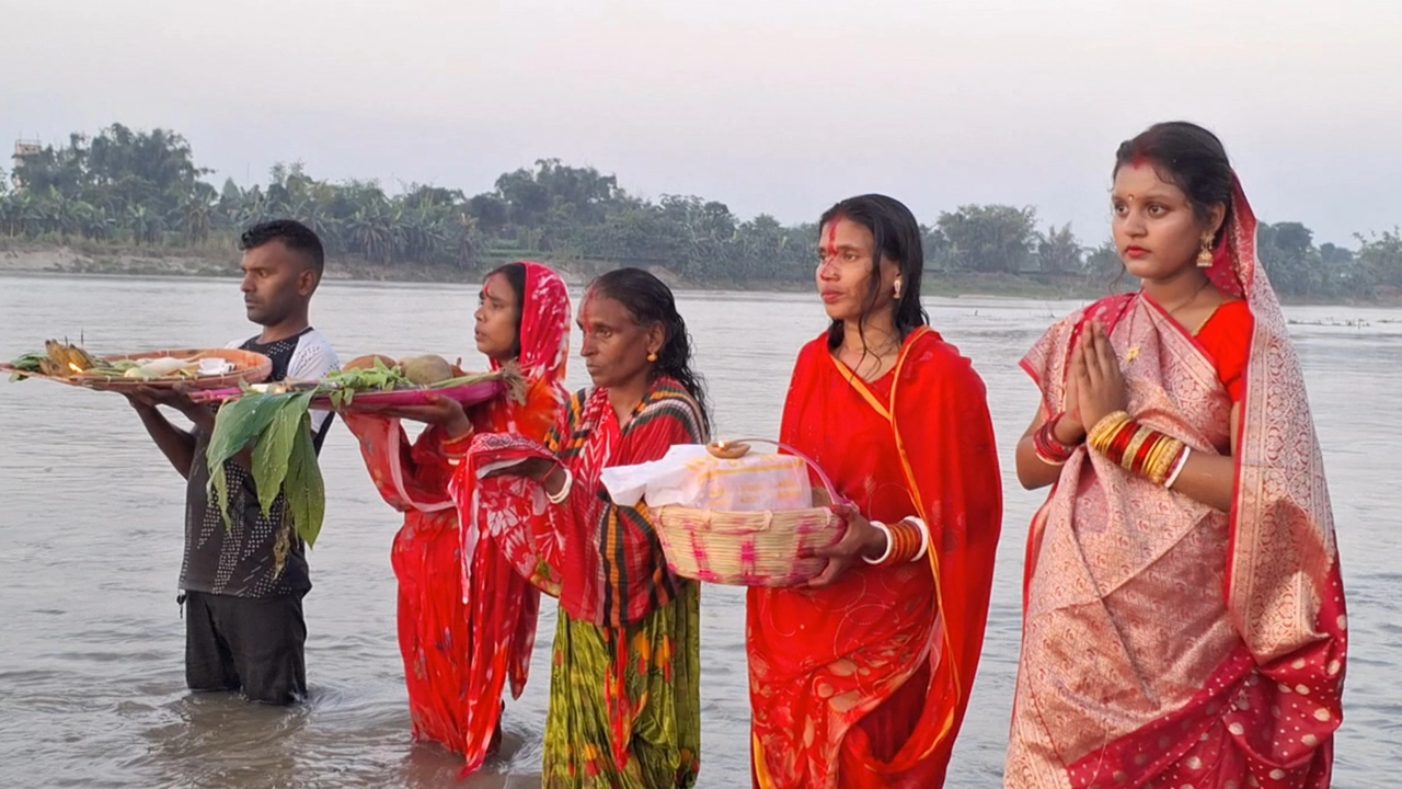 পঞ্চগড়ের তেঁতুলিয়া সীমান্তে মহানন্দা নদীর দুই পাড়ে হরিজনদের ছট পূজা পালন। ছবি : কালবেলা