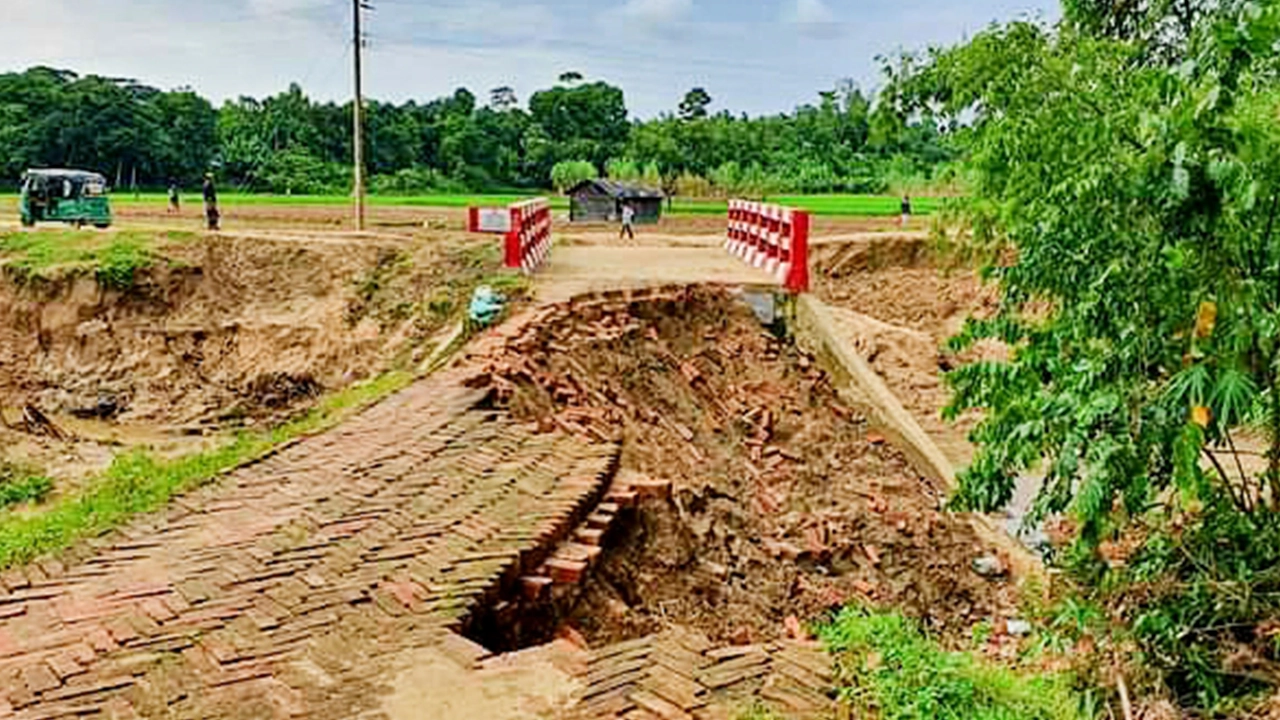 ভেঙে পড়া সংযোগ সড়ক। ছবি : কালবেলা