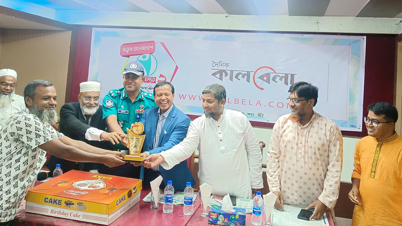 অ্যাম্বুলেন্স চালক আশরাফুল আলীকে সম্মাননা। ছবি : কালবেলা