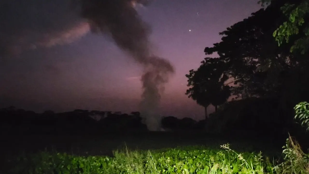 খোলা মাঠে তাজা ককটেলগুলো ধ্বংস করা হয়। ছবি : কালবেলা 