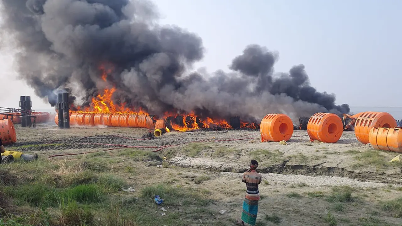 আরিচায় বিআইডব্লিউটিএর ড্রেজার পাইপে আগুন