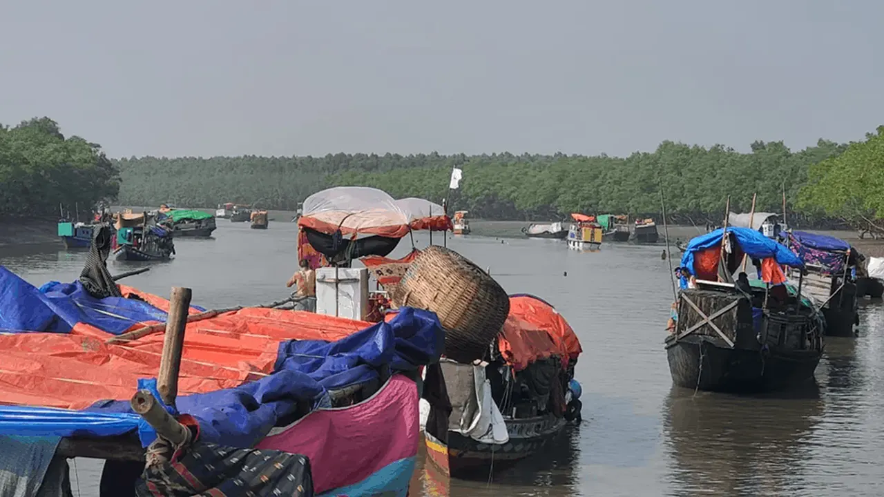 দুবলার চরে রাস উৎসবে যোগ দিচ্ছেন পুণ্যার্থীরা। ছবি : কালবেলা