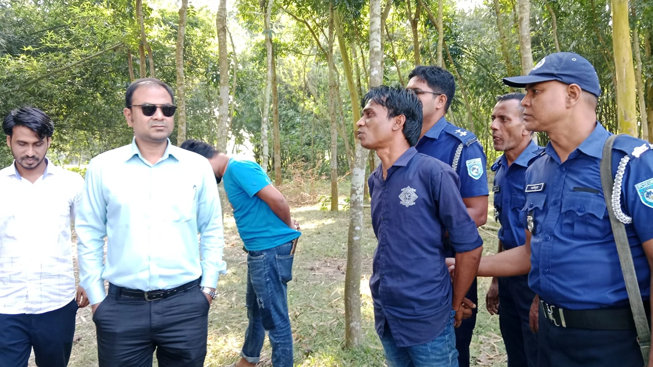 রংপুরের পীরগাছায় ঘাঘট নদী থেকে অবৈধভাবে বালু উত্তোলনের দায়ে একজনের কারাদণ্ড। ছবি : কালবেলা