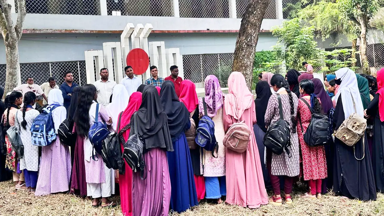 ৩১ দফা নিয়ে শিক্ষার্থীদের সঙ্গে ছাত্রদলের মতবিনিময়। ছবি : কালবেলা