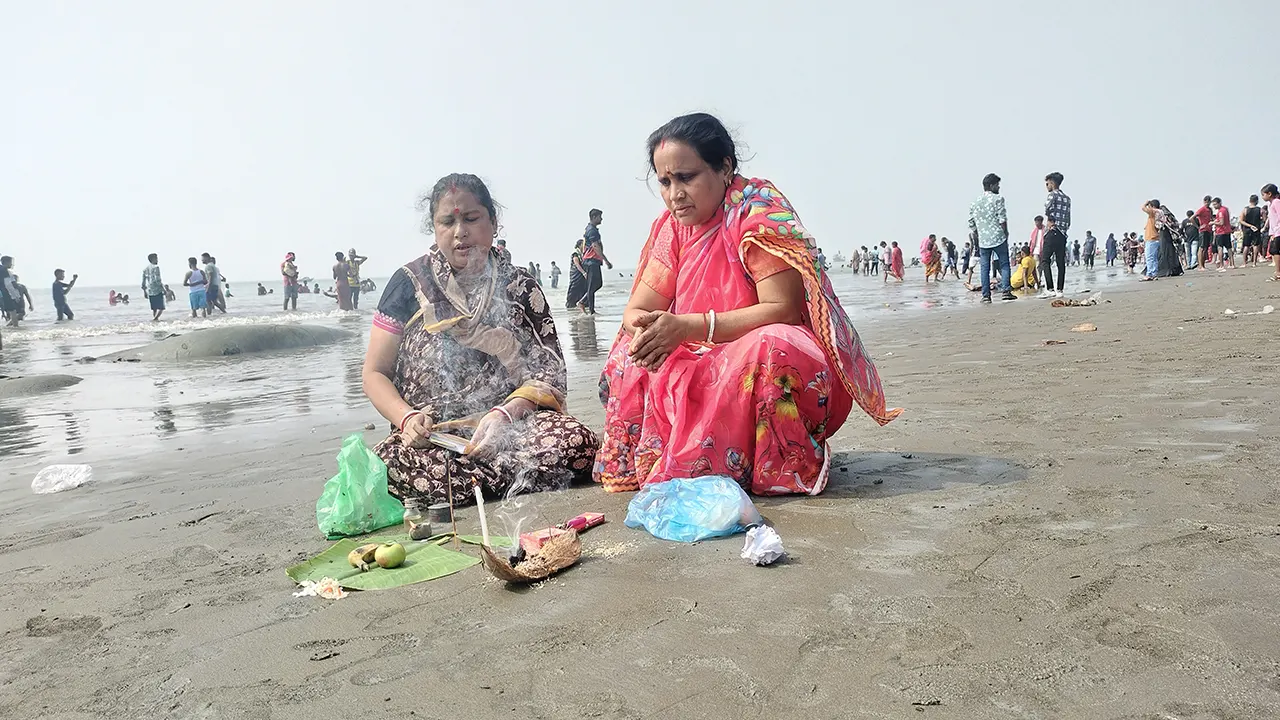 কুয়াকাটায় রাস উৎসবকে কেন্দ্র করে তীর্থ যাত্রীদের ভিড়। ছবি : কালবেলা