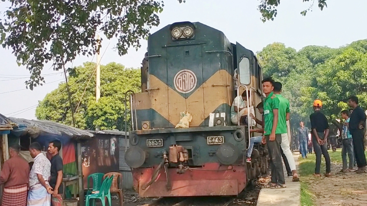 উত্তরা এক্সপ্রেস ট্রেন। ছবি : কালবেলা