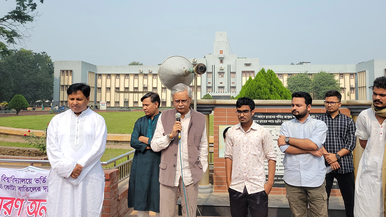 অনশনরত শিক্ষার্থীদের মাঝে উপাচার্য। ছবি : কালবেলা