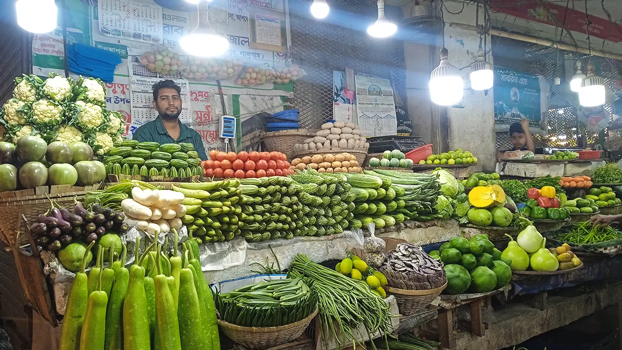 চট্টগ্রামের কাজীর দেউড়ি এলাকার সবজি বাজার। ছবি : কালবেলা