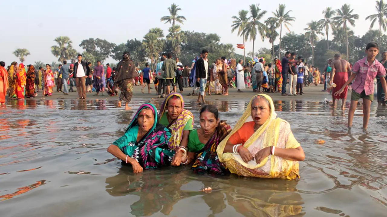 পুণ্যস্নানে কুয়াকাটায় সনাতন ধর্মাবলম্বীরা। ছবি : কালবেলা