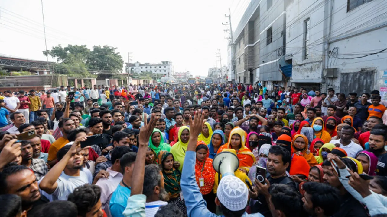 টিএনজেড কারখানার শ্রমিকদের বিক্ষোভ। ছবি : সংগৃহীত