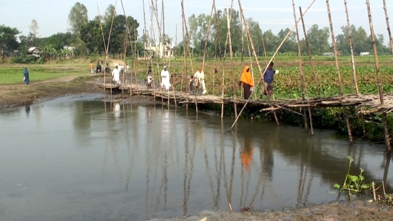 ঝুঁকিপূর্ণ সাঁকো দিয়ে চলাচল। ছবি : কালবেলা