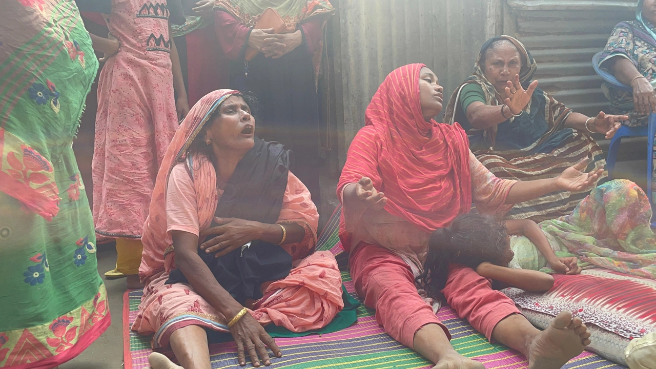 নিহতের স্বজনদের আহাজারি। ছবি : কালবেলা