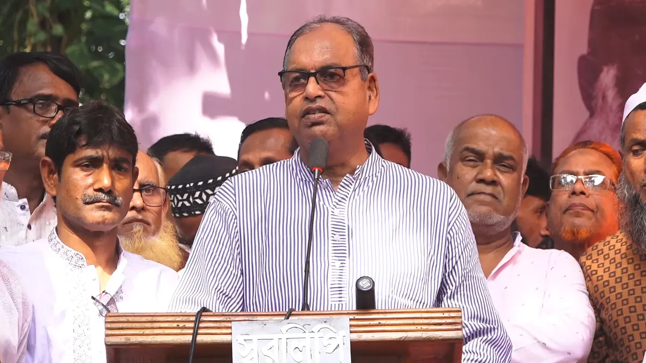 টাঙ্গাইলে মওলানা আব্দুল হামিদ খান ভাসানীর ৪৮তম মৃত্যুবার্ষিকী উপলক্ষে বক্তব্য দেন শামসুজ্জামান দুদু। ছবি : কালবেলা