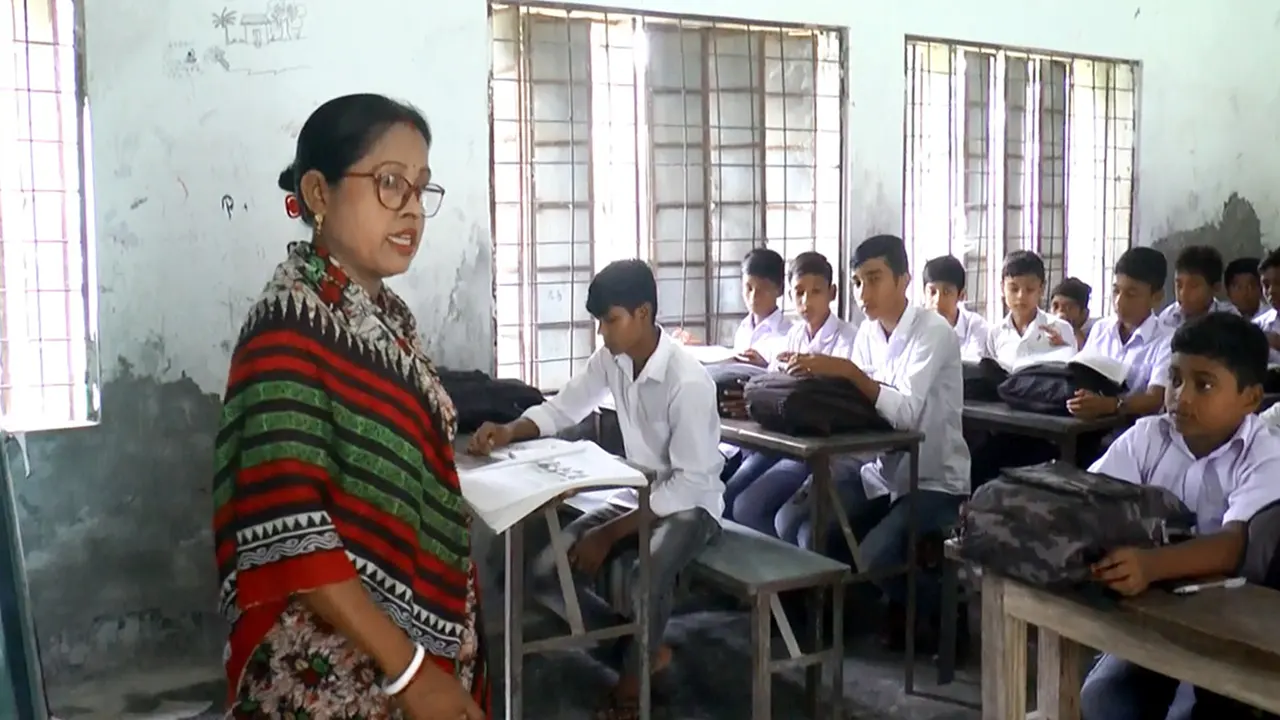 ঝালকাঠির নলছিটির রানাপশা মাধ্যমিক বিদ্যালয়ে শ্রেণিকক্ষে ক্লাস নিচ্ছেন অফিস সহকারী জ্যোতি রানি বিশ্বাস। ছবি : কালবেলা