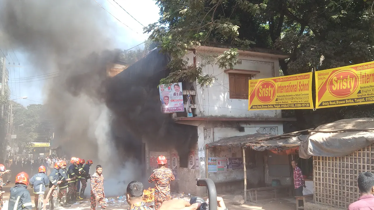 টাঙ্গাইল জেলা রিকশা শ্রমিক ইউনিয়ন অফিসে আগুন। ছবি : কালবেলা