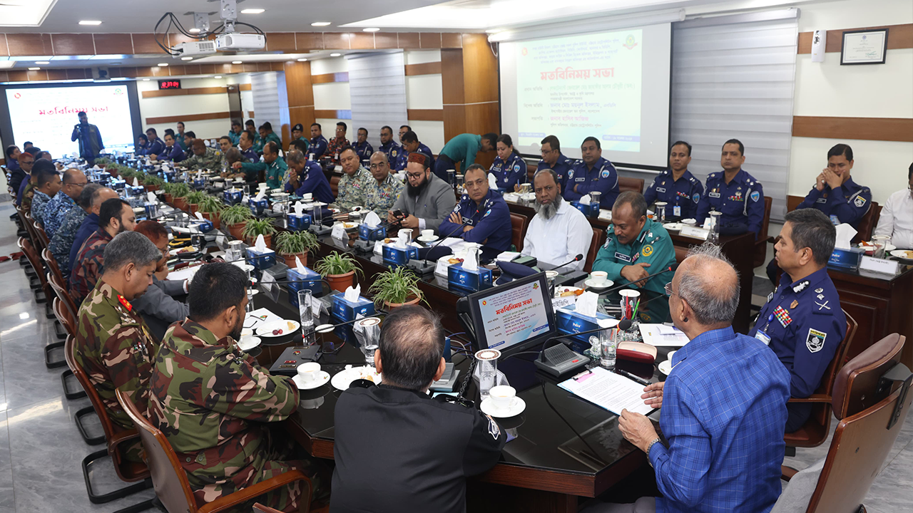 চট্টগ্রামে মতবিনিময় সভায় স্বরাষ্ট্র উপদেষ্টা। ছবি : কালবেলা