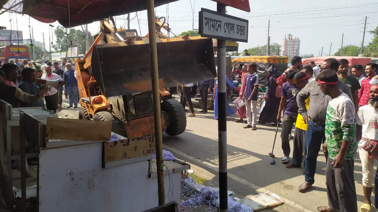 কুষ্টিয়া শহরে ফুটপাত দখলমুক্ত করতে অভিযান চালিয়েছে যৌথবাহিনী। ছবি : কালবেলা