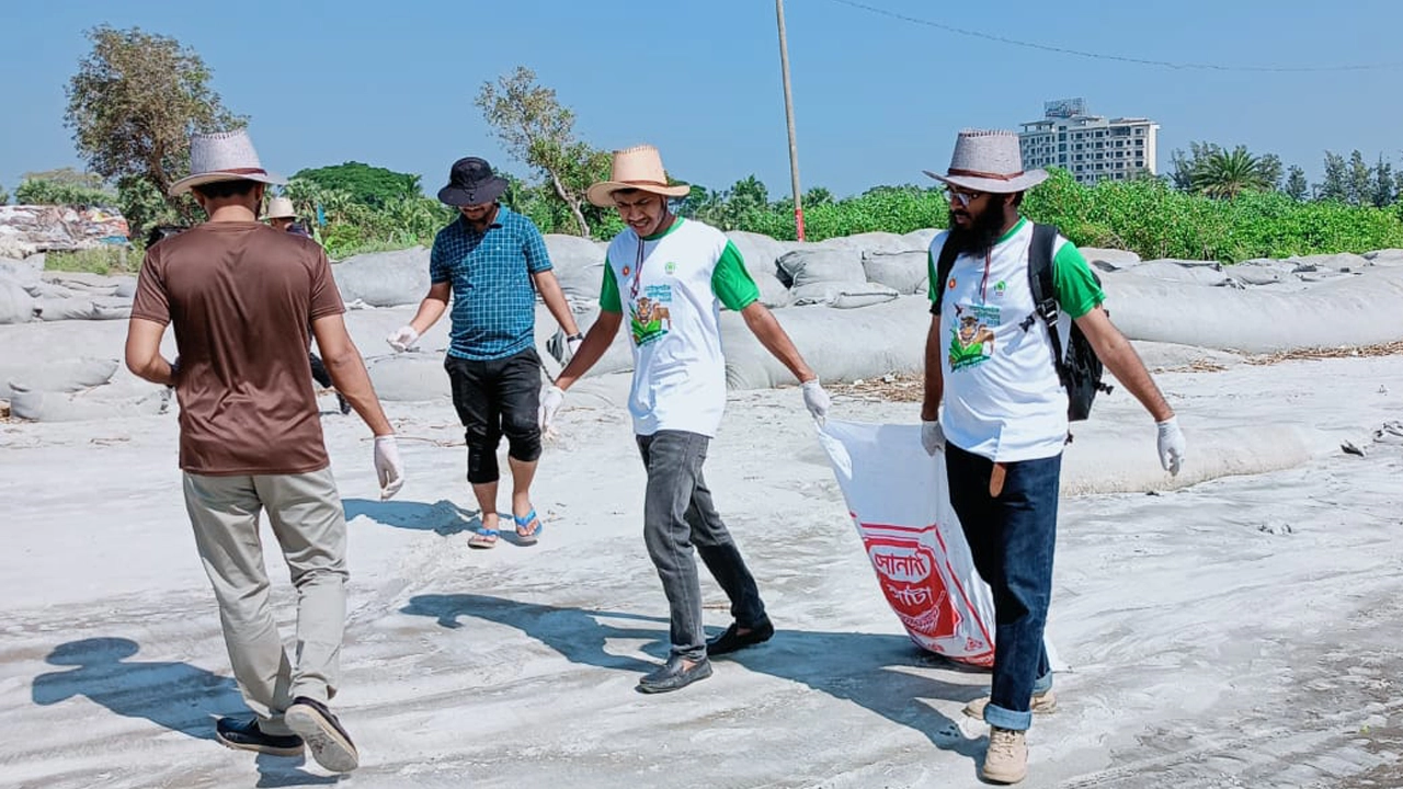 সৈকত থেকে প্লাস্টিক বর্জ্য সংগ্রহ করেন শিক্ষার্থীরা। ছবি : কালবেলা