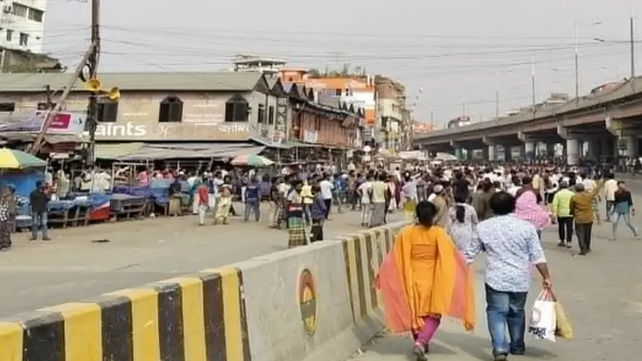 জুরাইনে আইনশৃঙ্খলা বাহিনীর সঙ্গে অটোরিকশা চালকদের ধাওয়া-পাল্টাধাওয়া। ছবি : সংগৃহীত