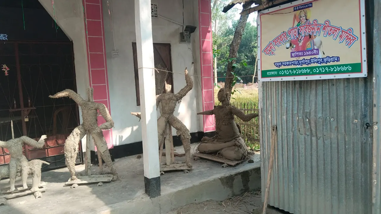 কুড়িগ্রামের উলিপুরে একটি মন্দিরের নির্মাণাধীন ৫টি মূর্তি ভাঙচুরের অভিযোগ। ছবি : কালবেলা