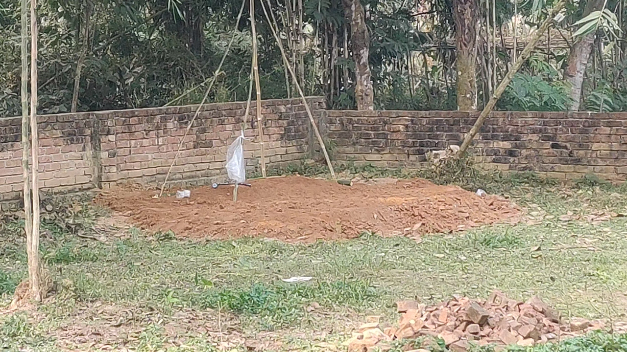 গাজীপুরের শ্রীপুরে জমি সংক্রান্ত বিরোধীদের জেরে বৃদ্ধার দাফনে বাধা দেওয়ার একটি চিত্র। ছবি : কালবেলা