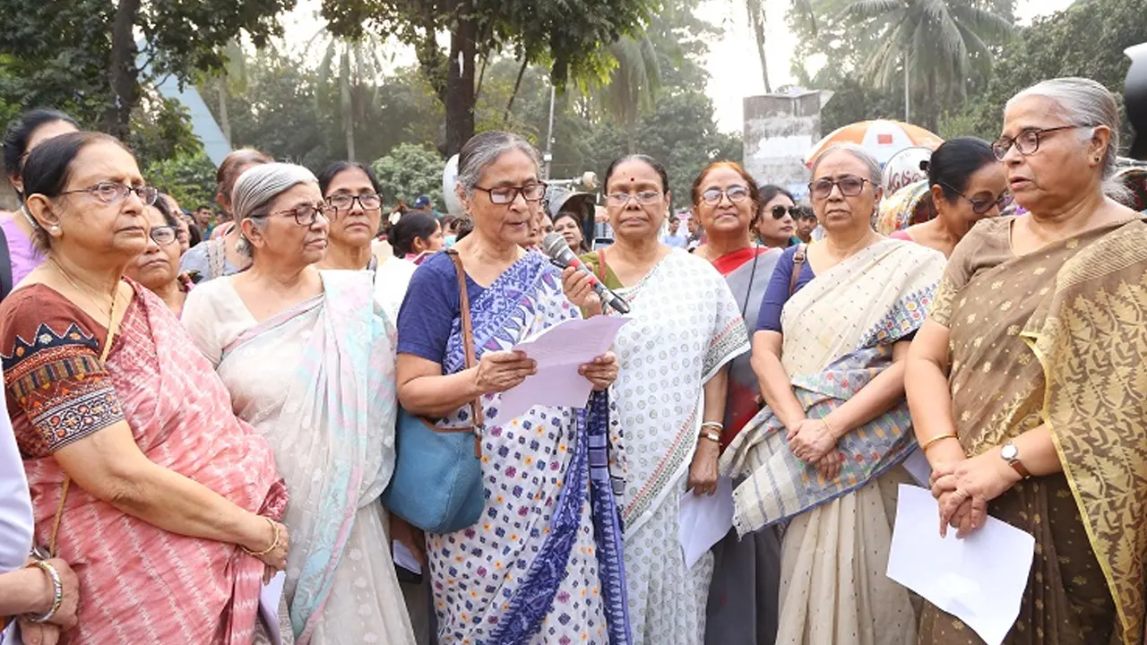 বাংলাদেশ মহিলা পরিষদের নেতারা। ছবি : কালবেলা