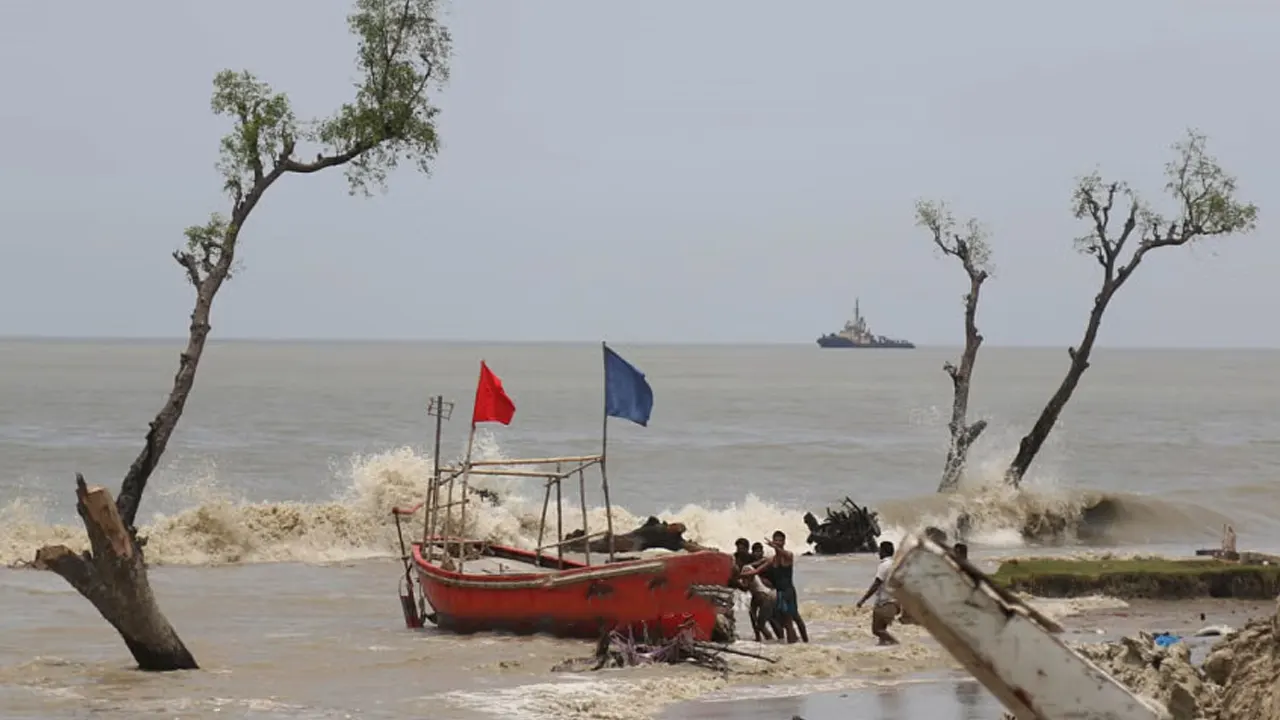 সমুদ্রবন্দরগুলোকে সতর্ক সংকেত দেখাতে বলা হয়েছে। ছবি : সংগৃহীত