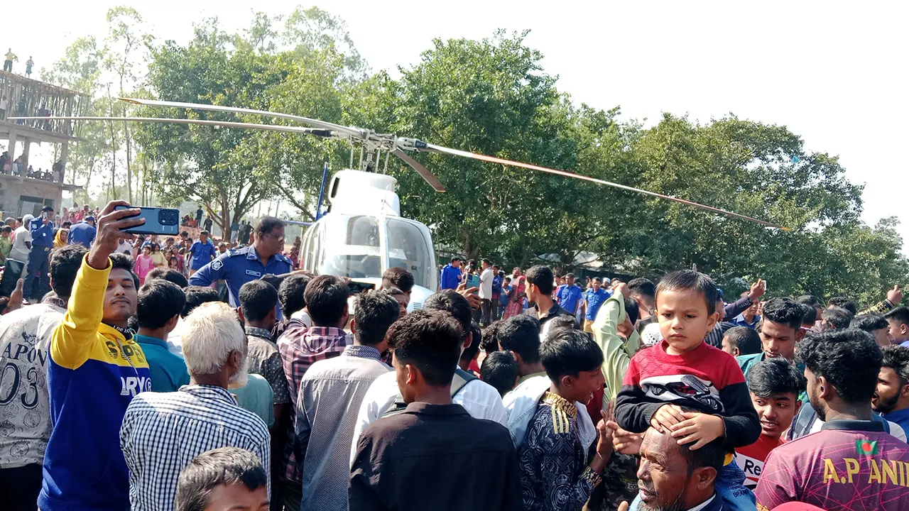 হেলিকপ্টারে করে রংপুরে পৌঁছালেন আসিফ মাহমুদ। ছবি : কালবেলা