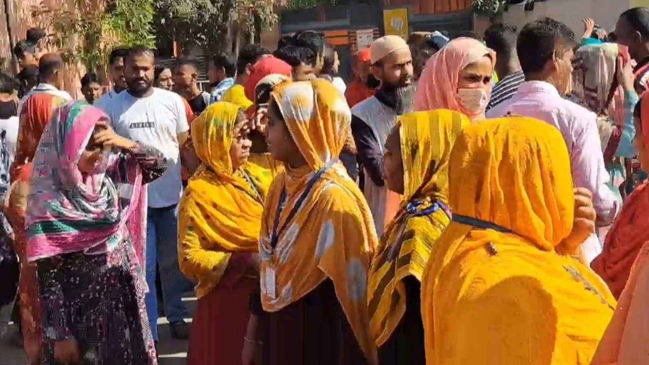 গাজীপুরের কালিয়াকৈরের চন্দ্রাতে শ্রমিকদের ঢাকা-টাঙ্গাইল মহাসড়ক অবরোধ। ছবি : কালবেলা