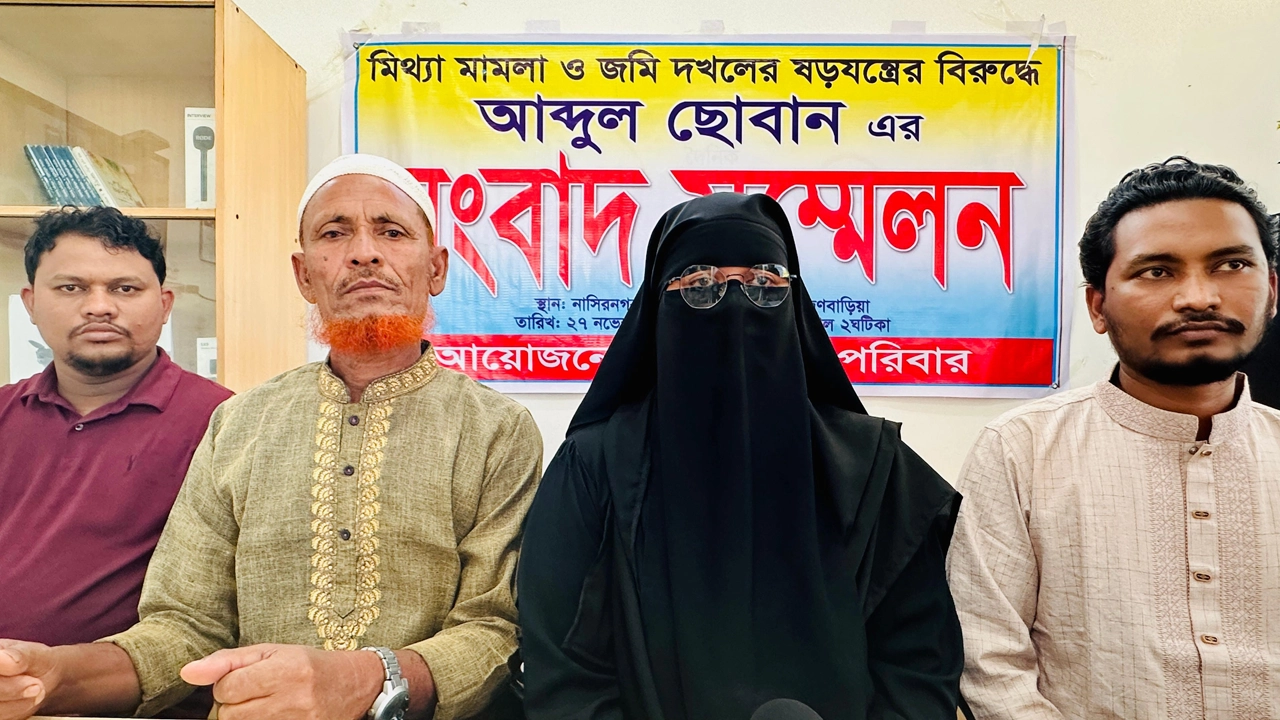 সংবাদ সম্মেলনে পরিবারসহ মো. সোবহান মিয়া। ছবি : কালবেলা