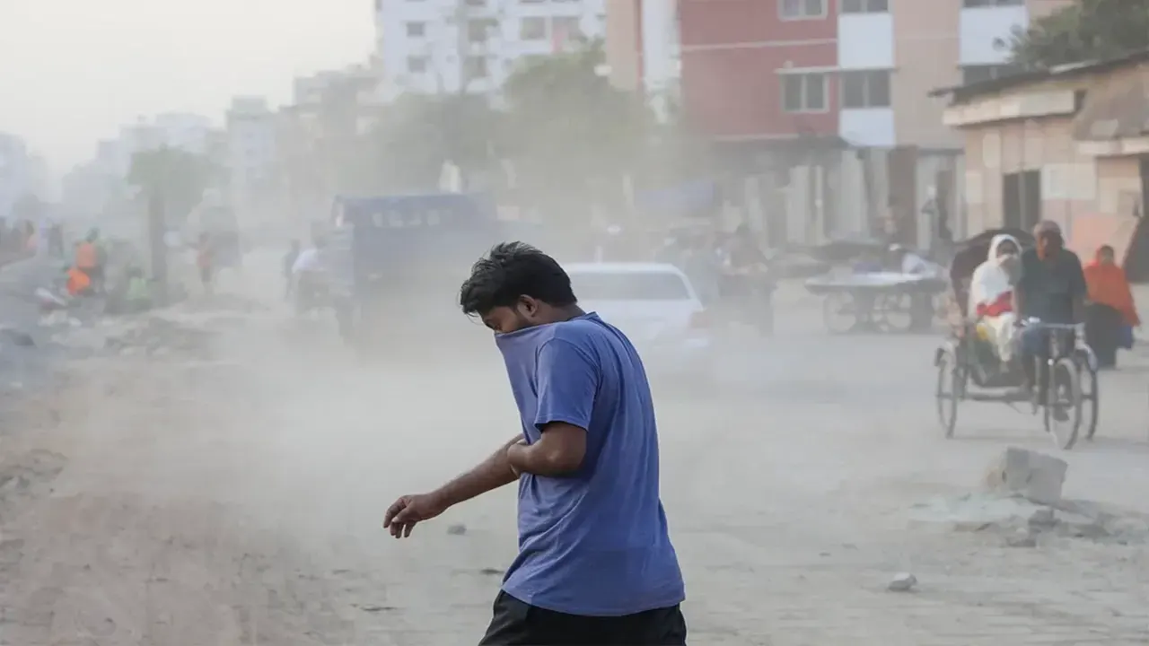 বায়ুদূষণে ১৪২ স্কোর নিয়ে রাজধানী ঢাকা অবস্থান ১৩তম। ছবি : সংগৃহীত