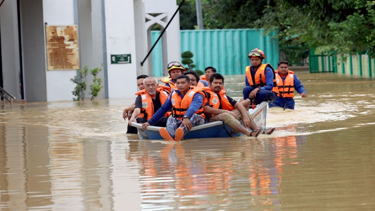 মালয়েশিয়ায় অতিবৃষ্টিতে সৃষ্ট বন্যার একটি চিত্র। ছবি : সংগৃহীত