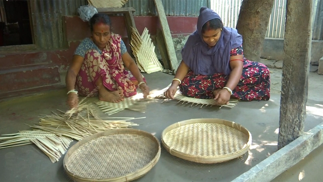 সালথায় চলছে বাঁশের পণ্য তৈরি। ছবি : কালবেলা