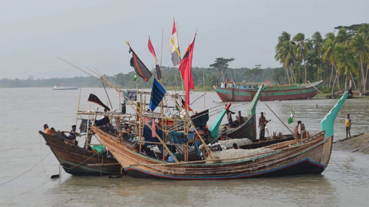 মেঘনায় বিষ দিয়ে চিংড়ি শিকার। ছবি : কালবেলা