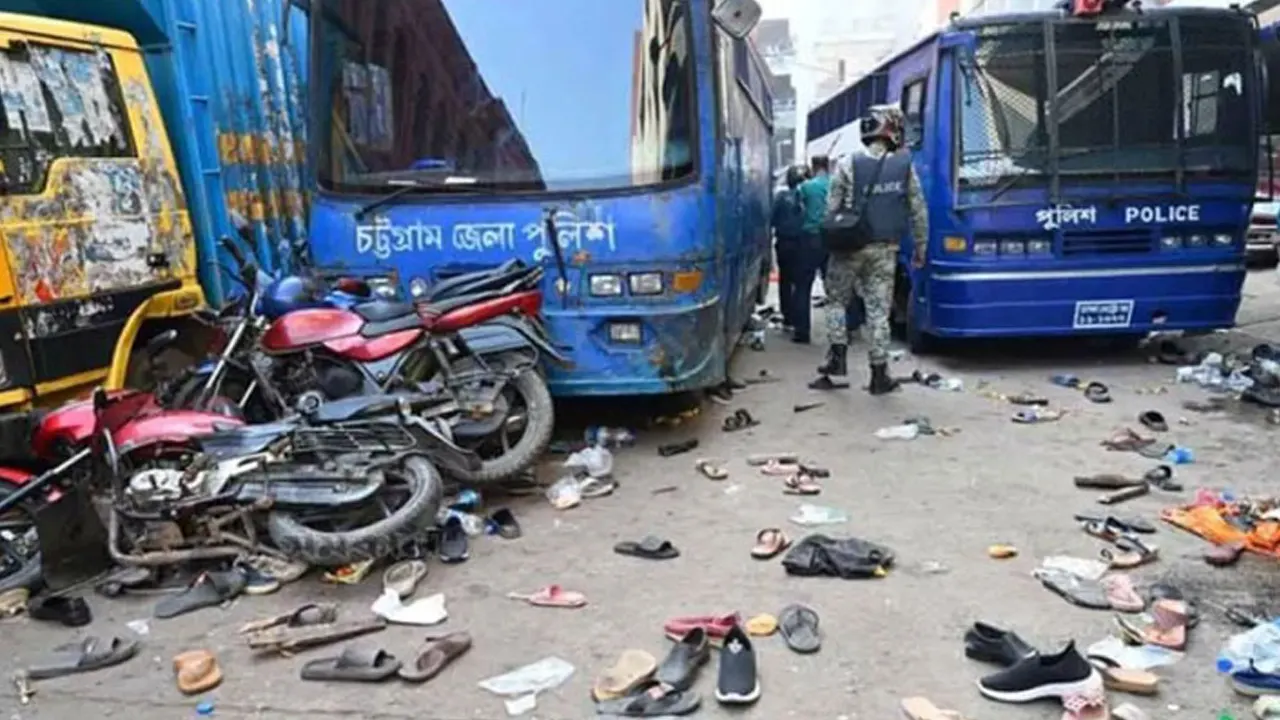 চট্টগ্রাম আদালতে হামলার পরবর্তী দৃশ্য। ছবি : সংগৃহীত